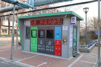 捷士通生產(chǎn)的本批次垃圾分類房采用了4個頭口的設(shè)計，配備了電子屏和積分系